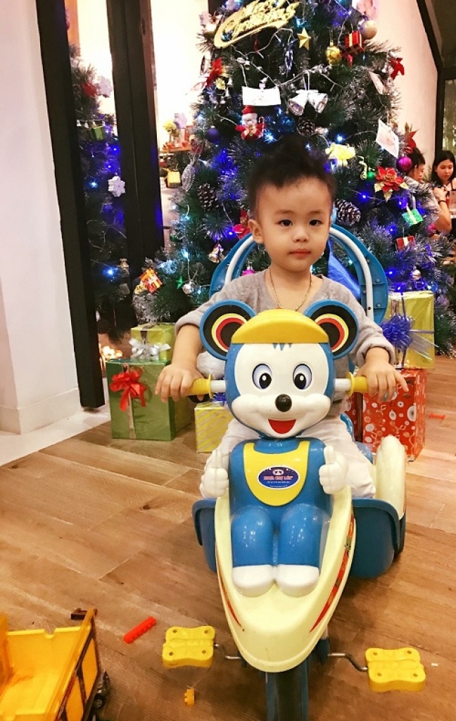 lo dien con trai sieu dang yeu cua en vang tuan anh