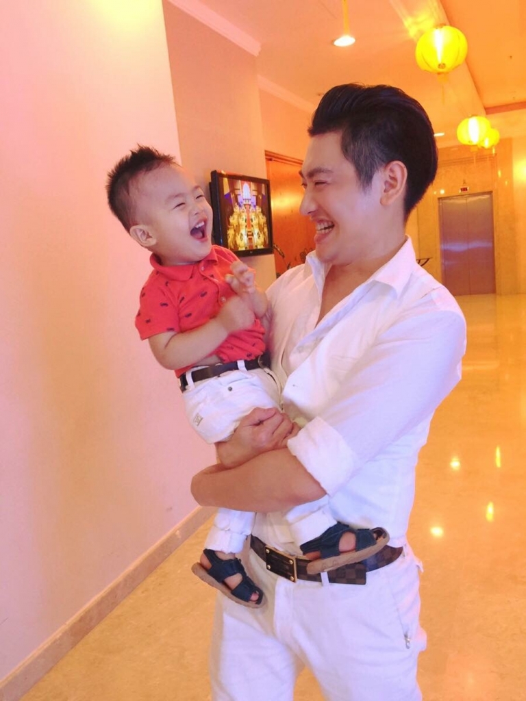 lo dien con trai sieu dang yeu cua en vang tuan anh