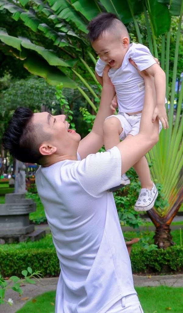 lo dien con trai sieu dang yeu cua en vang tuan anh