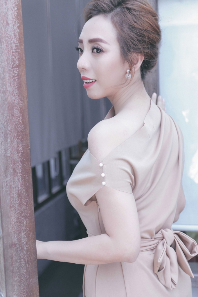 hoa hau hai thu trang chuc mung ngay phu nu viet nam