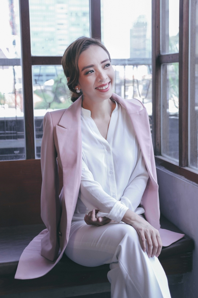 hoa hau hai thu trang chuc mung ngay phu nu viet nam