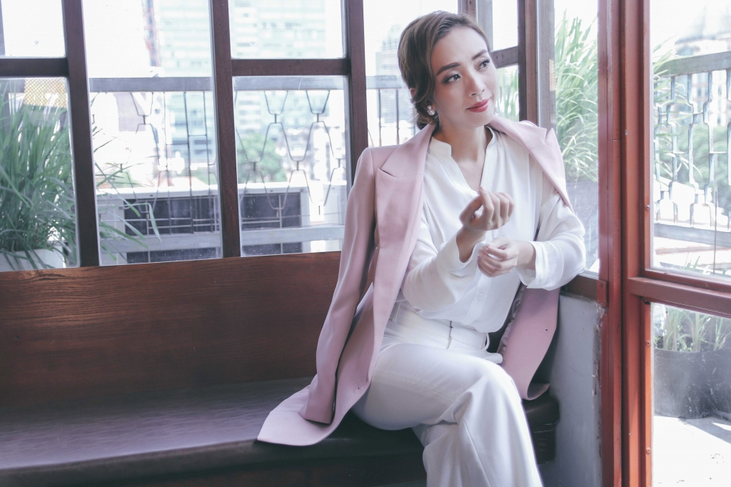 hoa hau hai thu trang chuc mung ngay phu nu viet nam