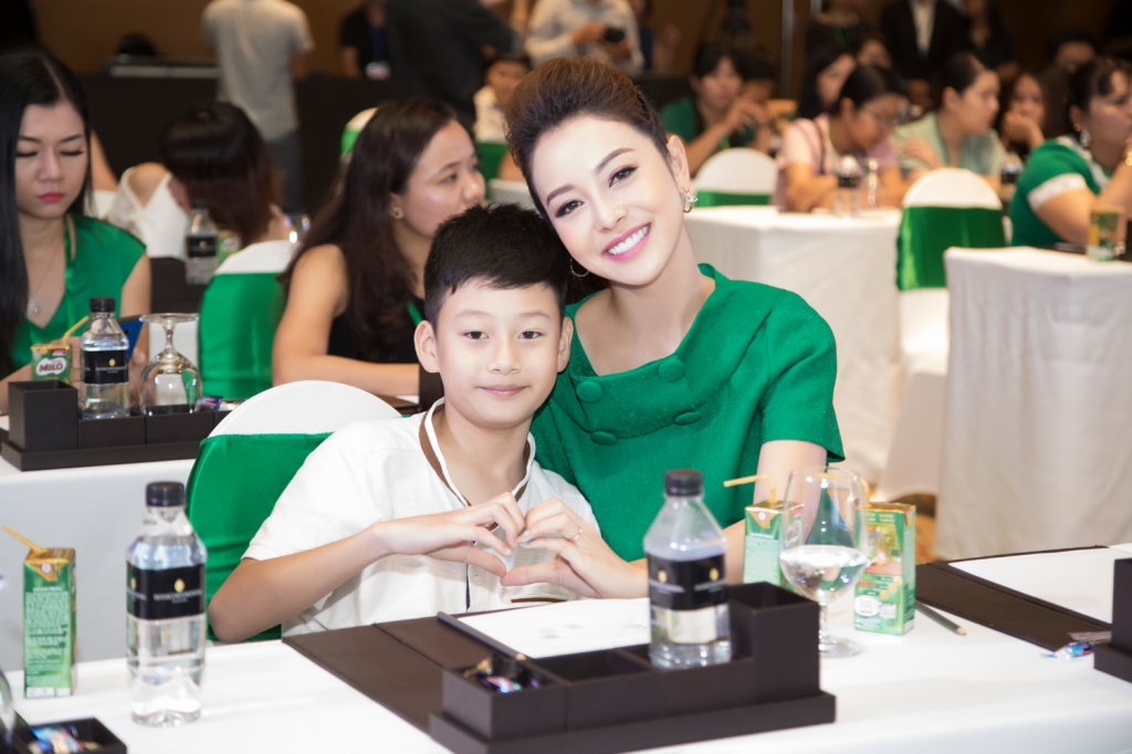 bao nam bay show cung me jennifer pham
