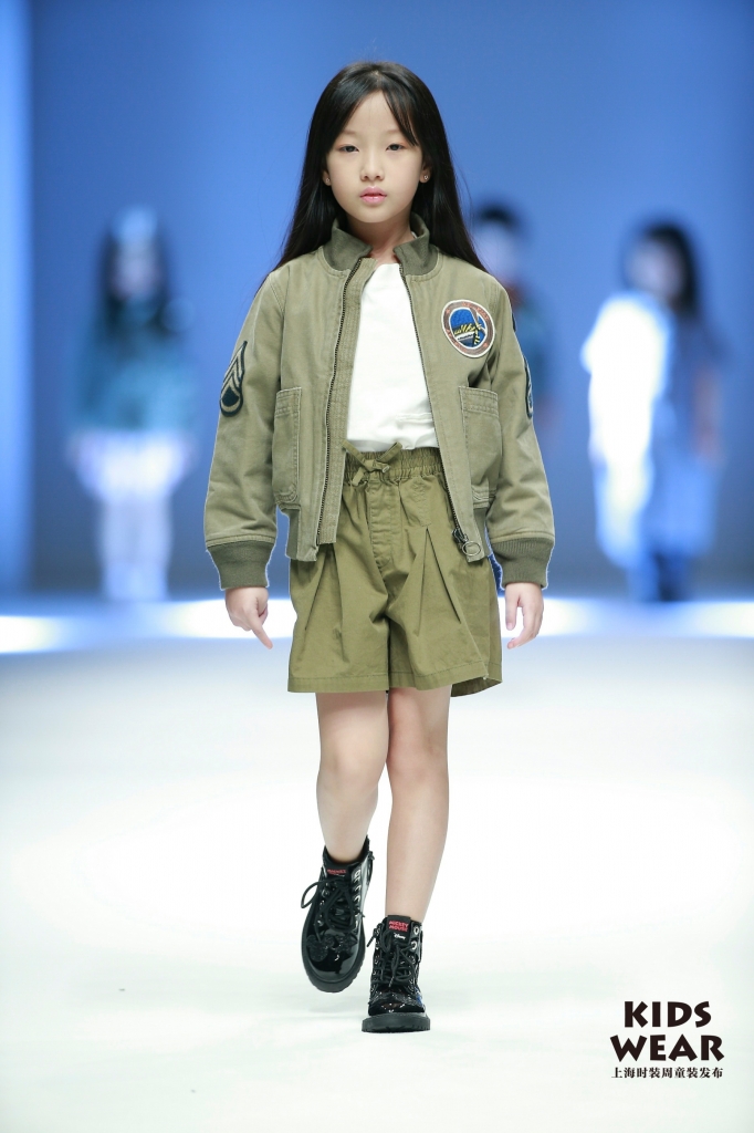 xuan lan dua 4 hoc tro nhi sai buoc tren san dien thoi trang the gioi