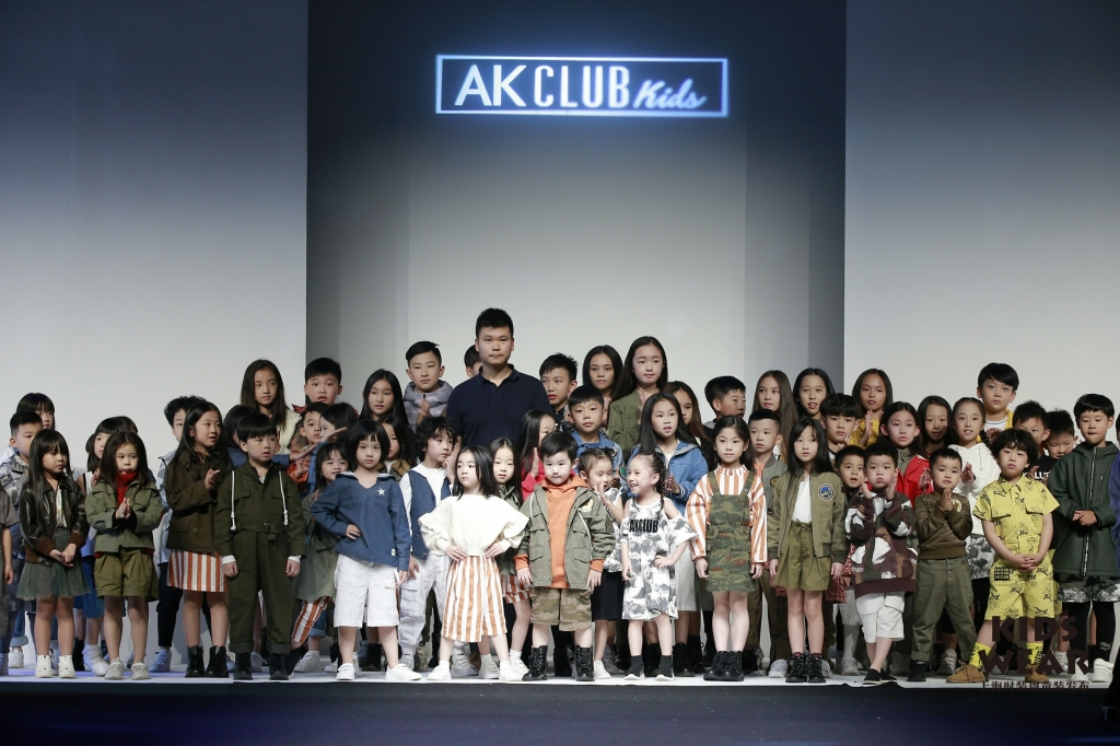 xuan lan dua 4 hoc tro nhi sai buoc tren san dien thoi trang the gioi