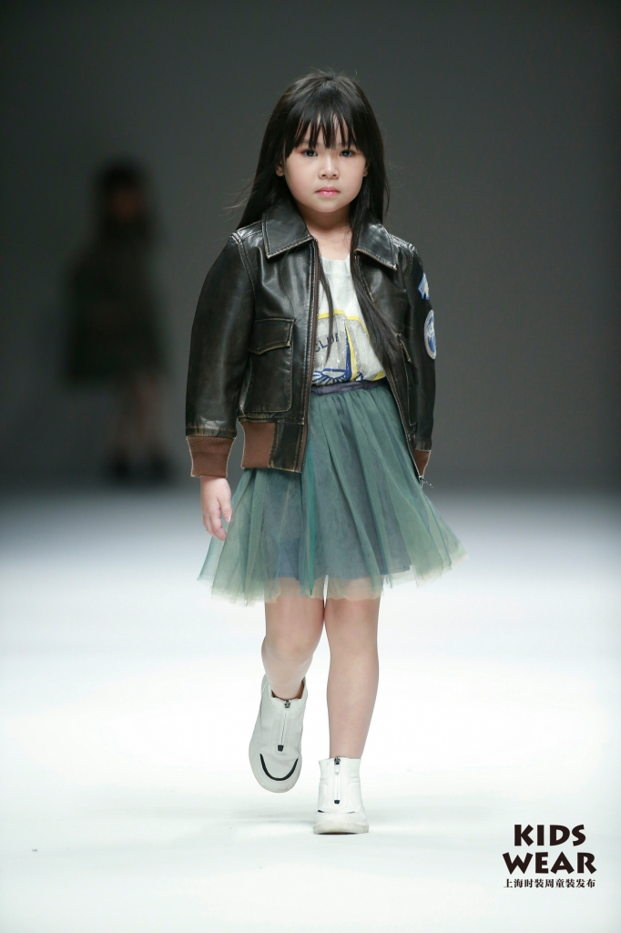 xuan lan dua 4 hoc tro nhi sai buoc tren san dien thoi trang the gioi