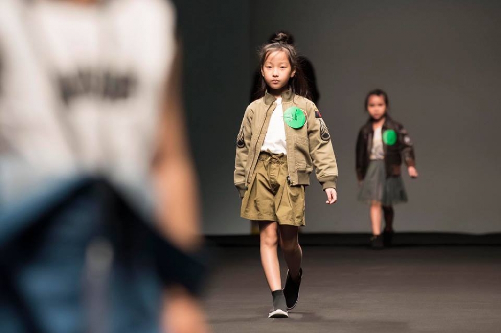 xuan lan dua 4 hoc tro nhi sai buoc tren san dien thoi trang the gioi