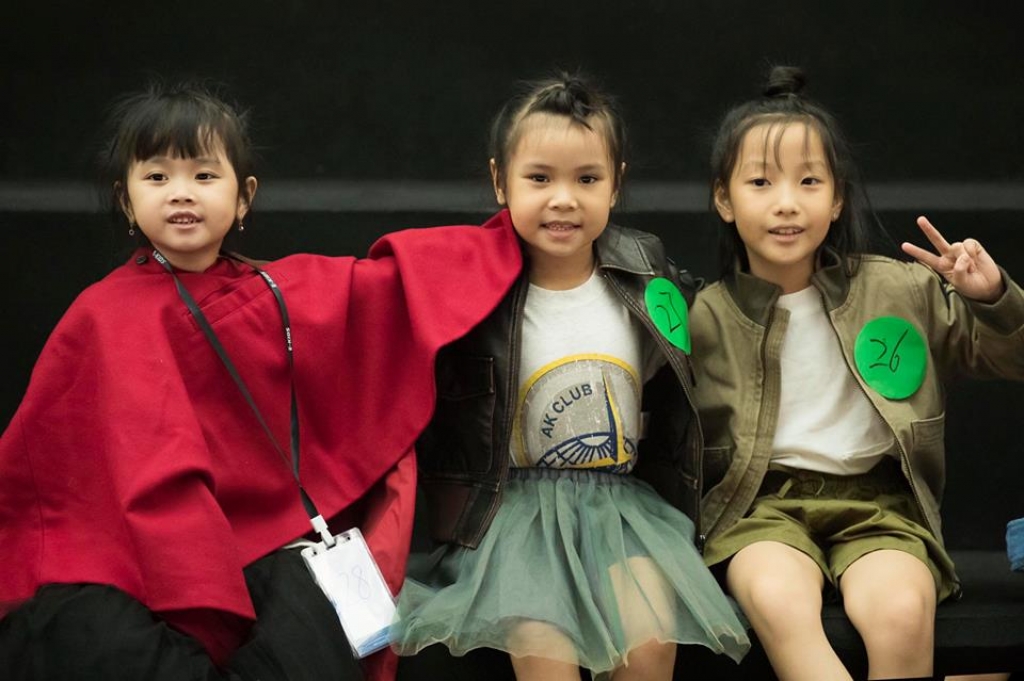 xuan lan dua 4 hoc tro nhi sai buoc tren san dien thoi trang the gioi