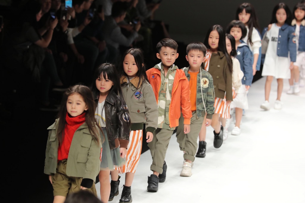 xuan lan dua 4 hoc tro nhi sai buoc tren san dien thoi trang the gioi