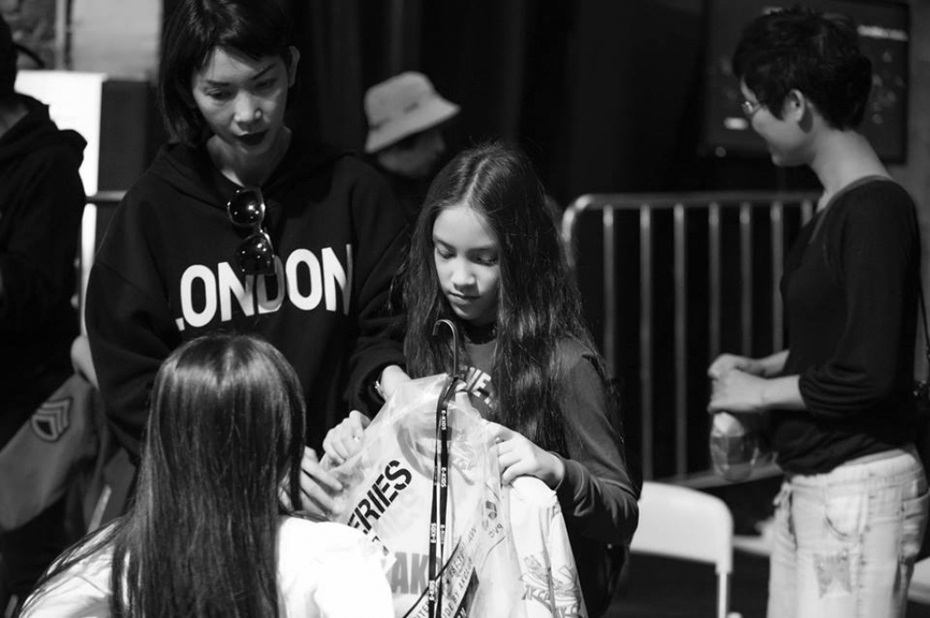 xuan lan dua 4 hoc tro nhi sai buoc tren san dien thoi trang the gioi