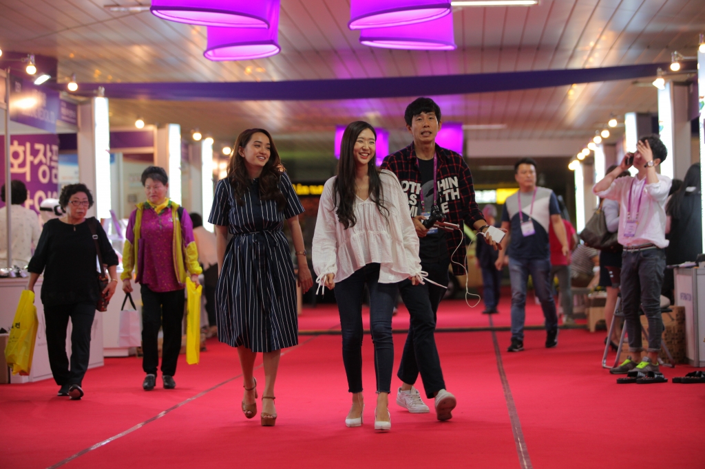 kaity nguyen hoi ngo hotgirl ca si giau mat tai su kien huu nghi viet han 25 nam