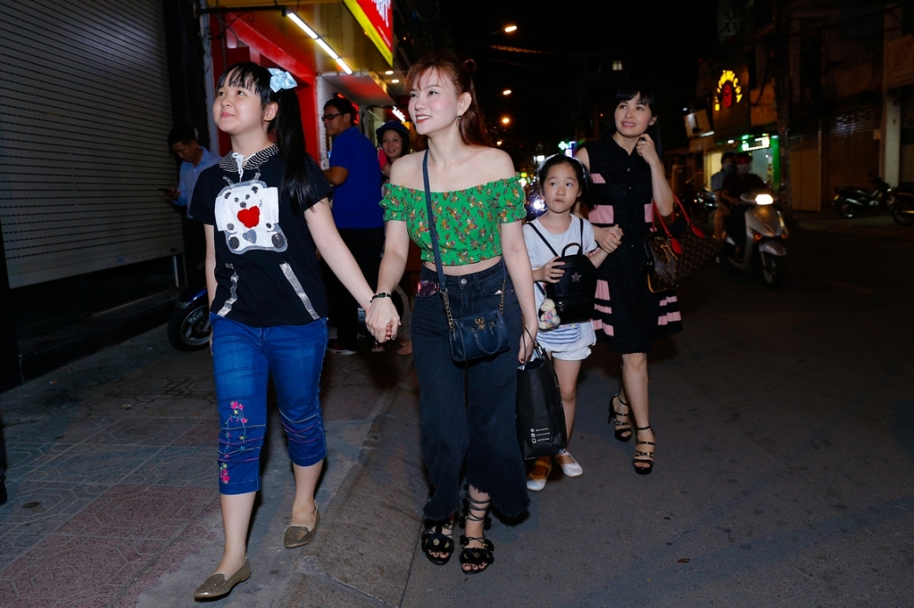 a quan bich ngoc vui mung voi mon qua cua hlv thu thuy va me trang nhung