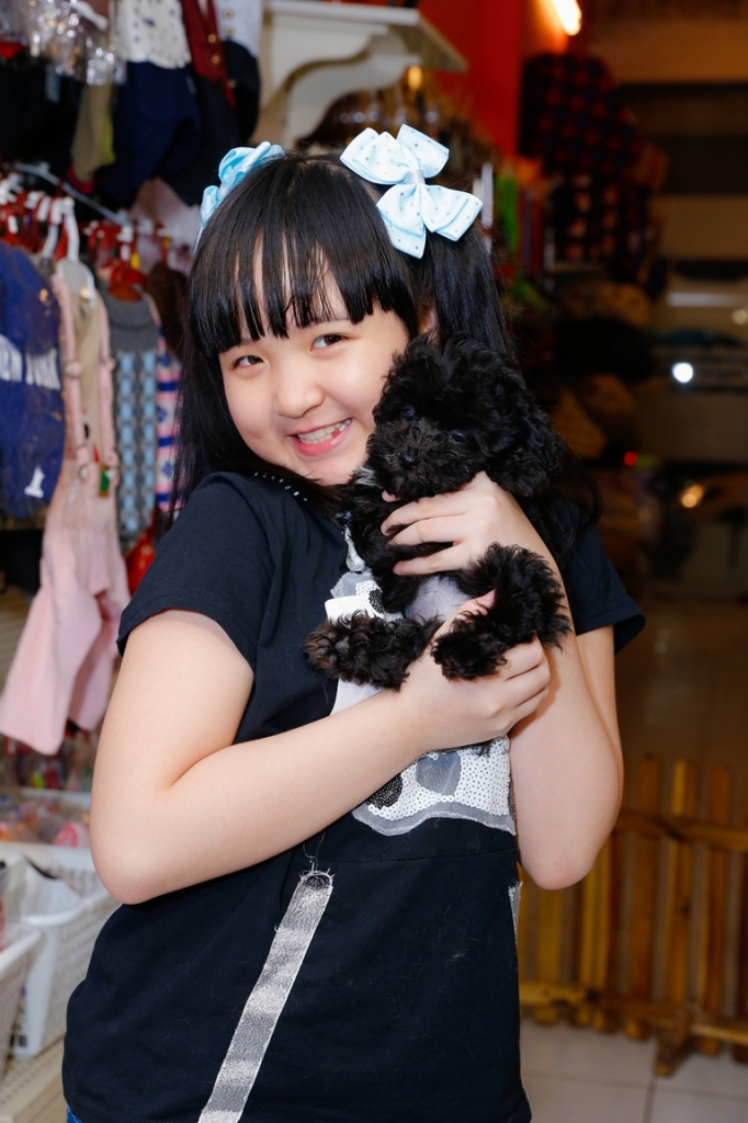 a quan bich ngoc vui mung voi mon qua cua hlv thu thuy va me trang nhung
