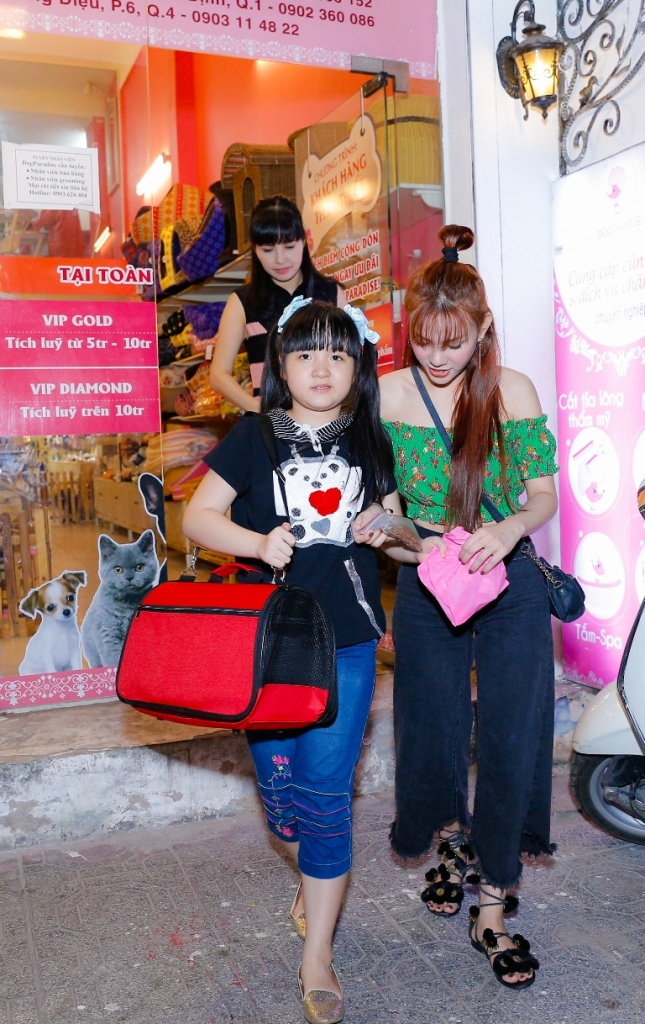 a quan bich ngoc vui mung voi mon qua cua hlv thu thuy va me trang nhung
