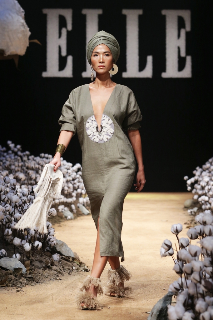 minh hang xuat hien tren san catwalk elle fashion show 2017