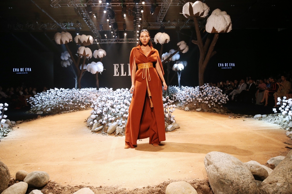 minh hang xuat hien tren san catwalk elle fashion show 2017