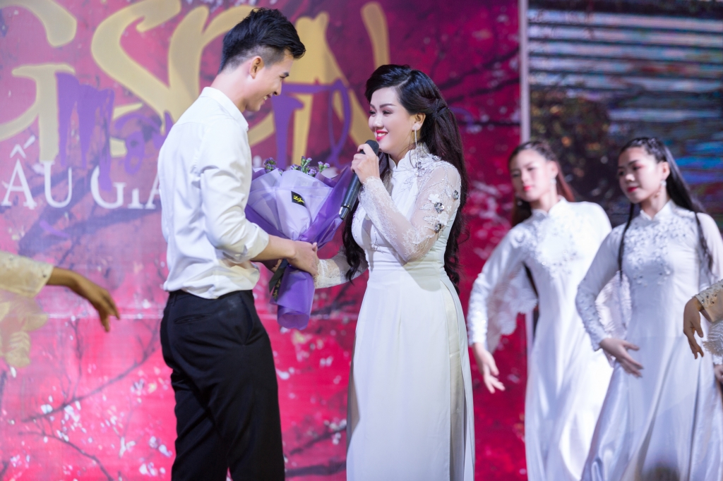 anna lan ngoc em gai chi tai tich cuc lam viec tu thien