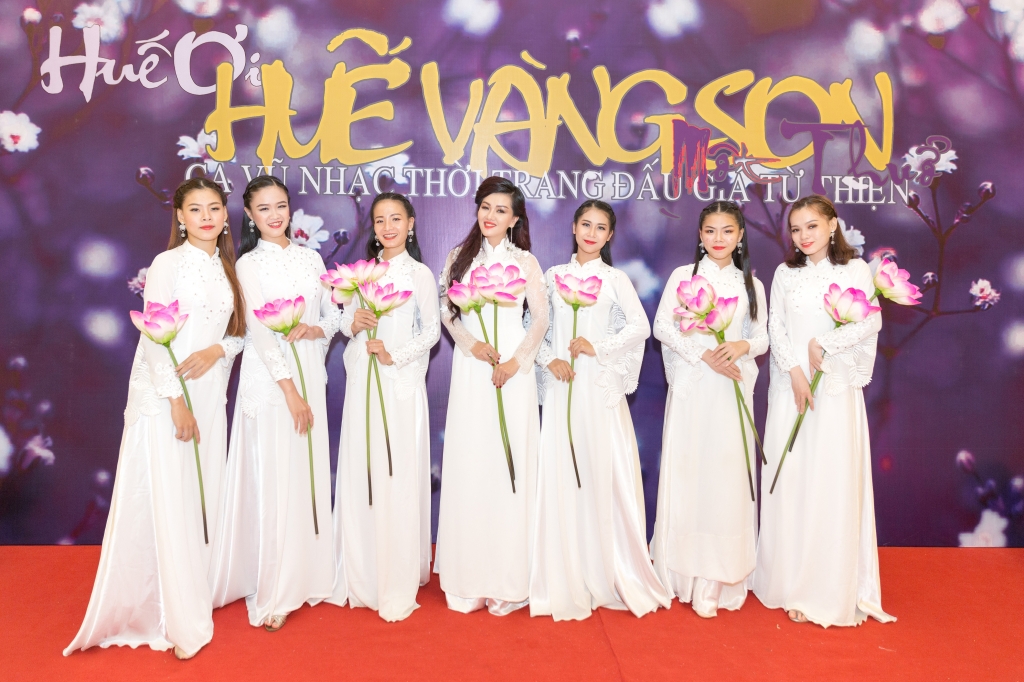 anna lan ngoc em gai chi tai tich cuc lam viec tu thien