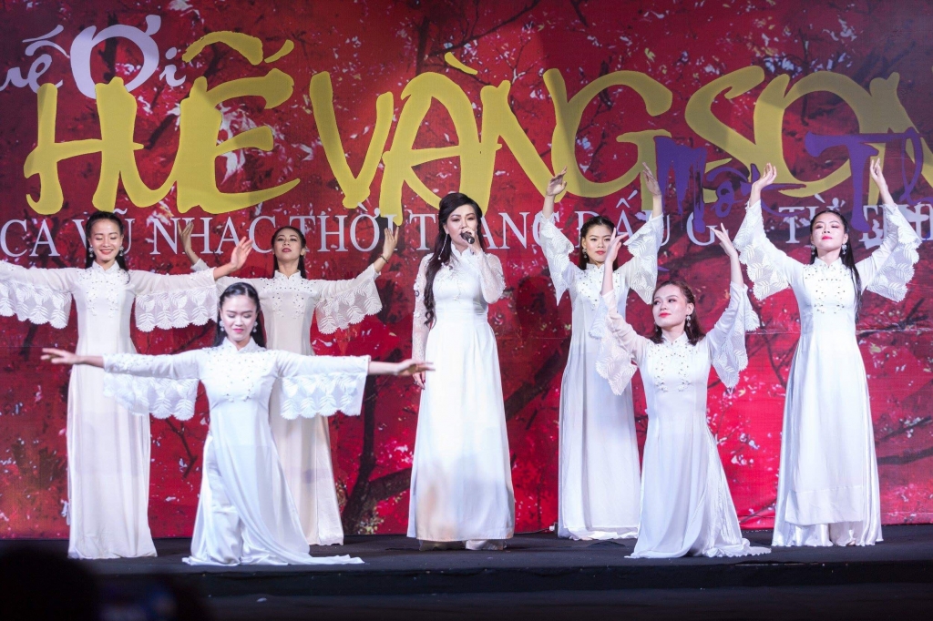 anna lan ngoc em gai chi tai tich cuc lam viec tu thien