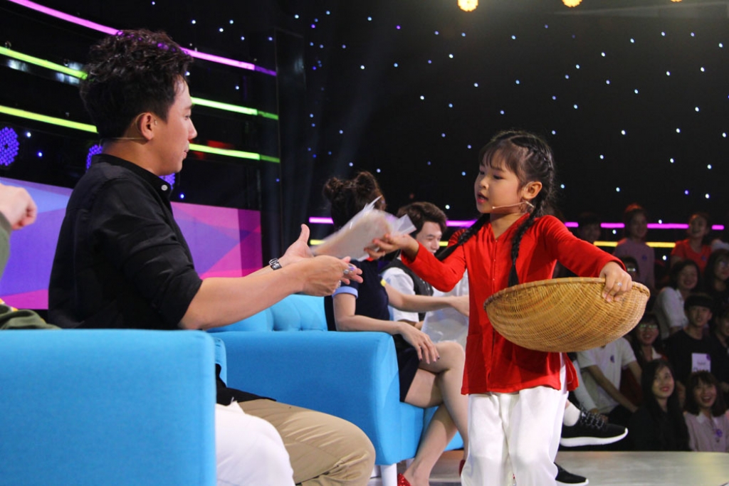 biet tai ti hon chan dung co be 7 tuoi duoc tran thanh uu ai goi la kieu oanh phien ban nhi