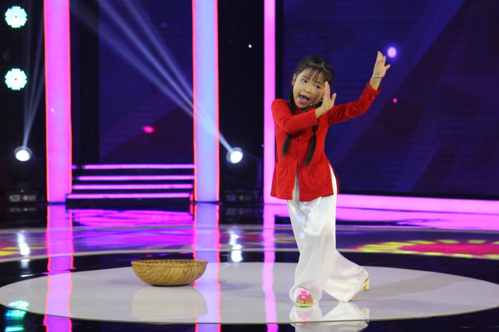 biet tai ti hon chan dung co be 7 tuoi duoc tran thanh uu ai goi la kieu oanh phien ban nhi