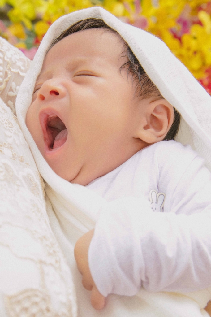 vang mat duc thinh thanh thuy dua con trai di nha tho lam le rua toi