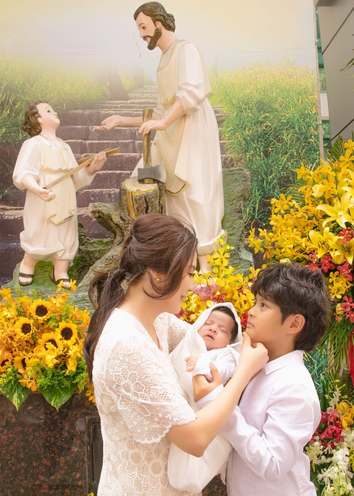 vang mat duc thinh thanh thuy dua con trai di nha tho lam le rua toi