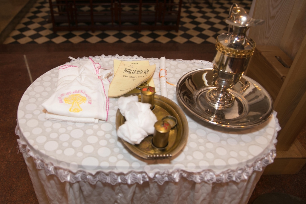 vang mat duc thinh thanh thuy dua con trai di nha tho lam le rua toi