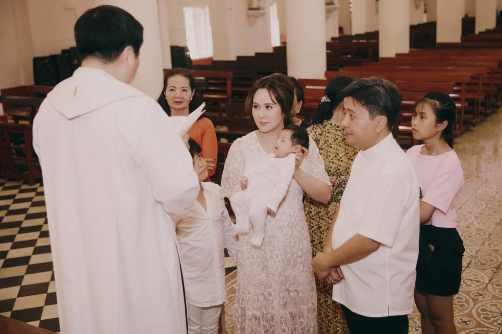 vang mat duc thinh thanh thuy dua con trai di nha tho lam le rua toi