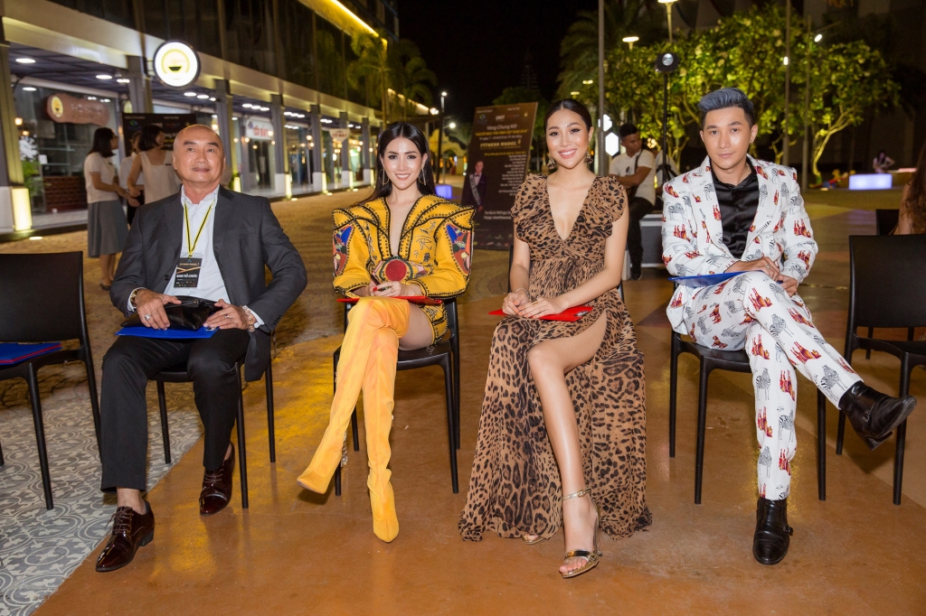 co dong thi sinh thi tai nang nguyen vu ngau hung hat voi guitar