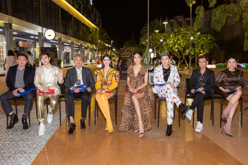 co dong thi sinh thi tai nang nguyen vu ngau hung hat voi guitar