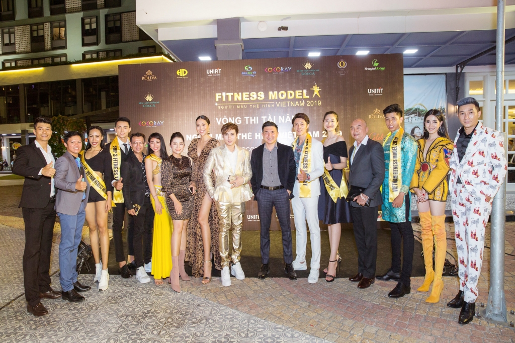 co dong thi sinh thi tai nang nguyen vu ngau hung hat voi guitar