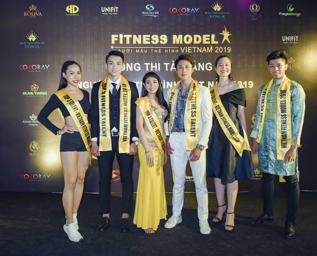 co dong thi sinh thi tai nang nguyen vu ngau hung hat voi guitar