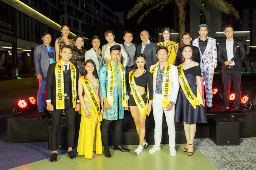 co dong thi sinh thi tai nang nguyen vu ngau hung hat voi guitar