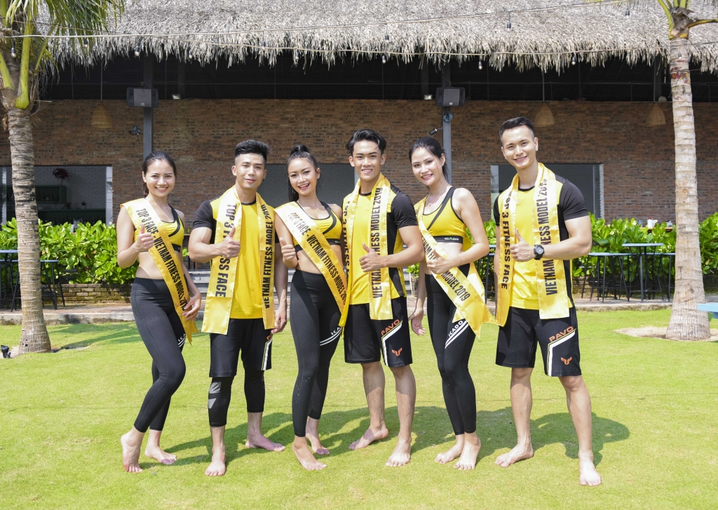 co dong thi sinh thi tai nang nguyen vu ngau hung hat voi guitar