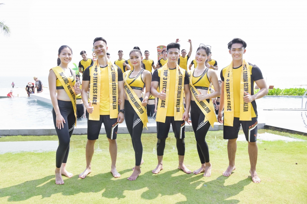 co dong thi sinh thi tai nang nguyen vu ngau hung hat voi guitar