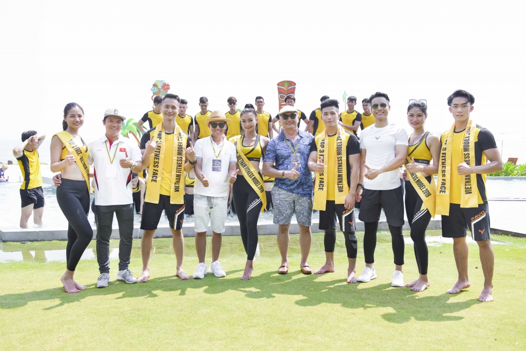 co dong thi sinh thi tai nang nguyen vu ngau hung hat voi guitar