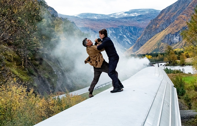 Tom Cruise 'làm điều không tưởng': Phi mô tô, lao thẳng xuống vực trong 'Nhiệm vụ: Bất khả thi nghiệp báo phần một'