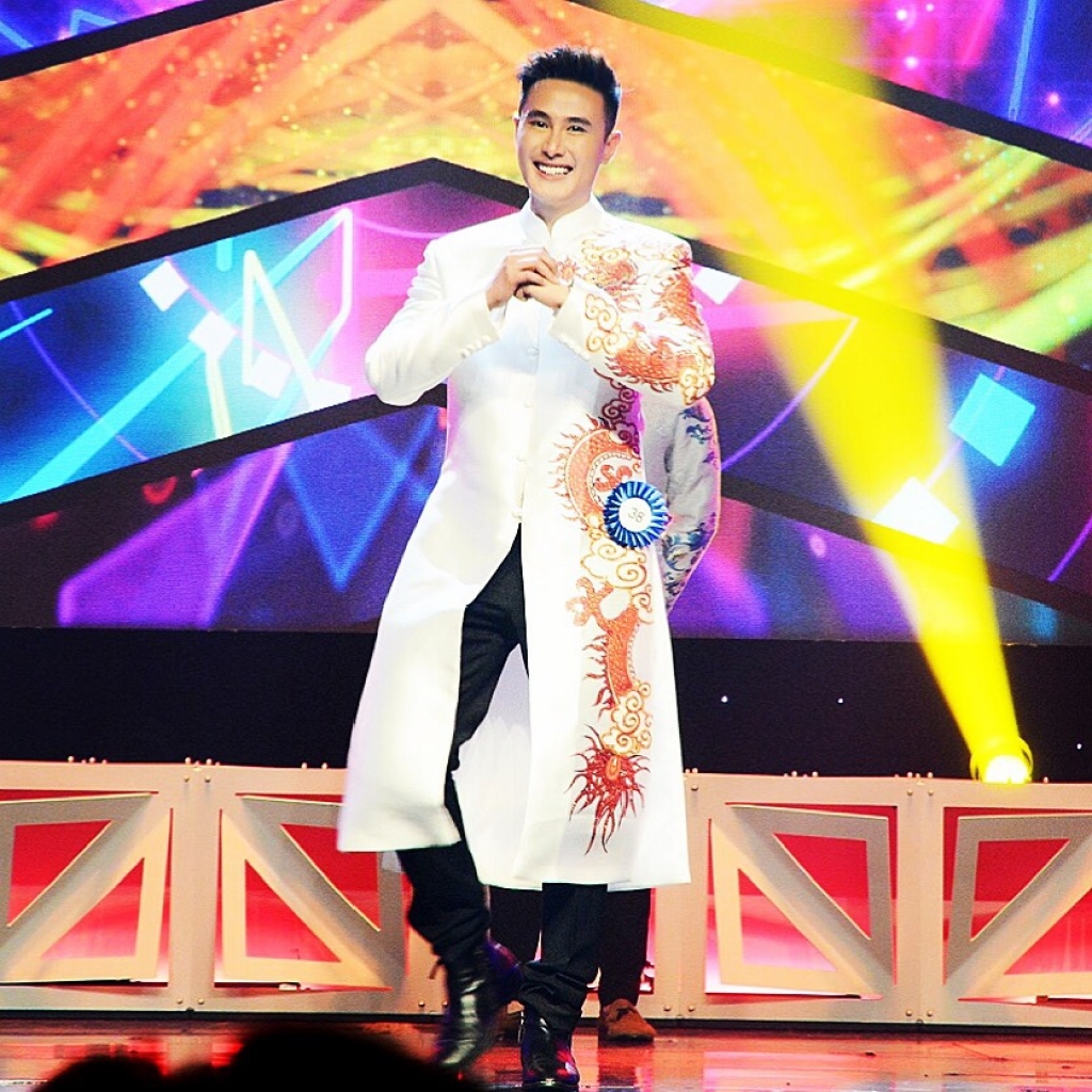 su trung hop dang kinh ngac giua hoa hau tran tieu vy va nam vuong hung justyle