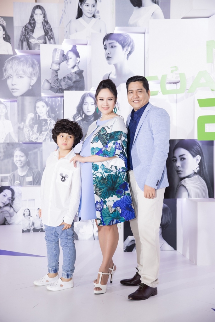 thanh thuy be bau 7 thang cung chong va con trai di su kien