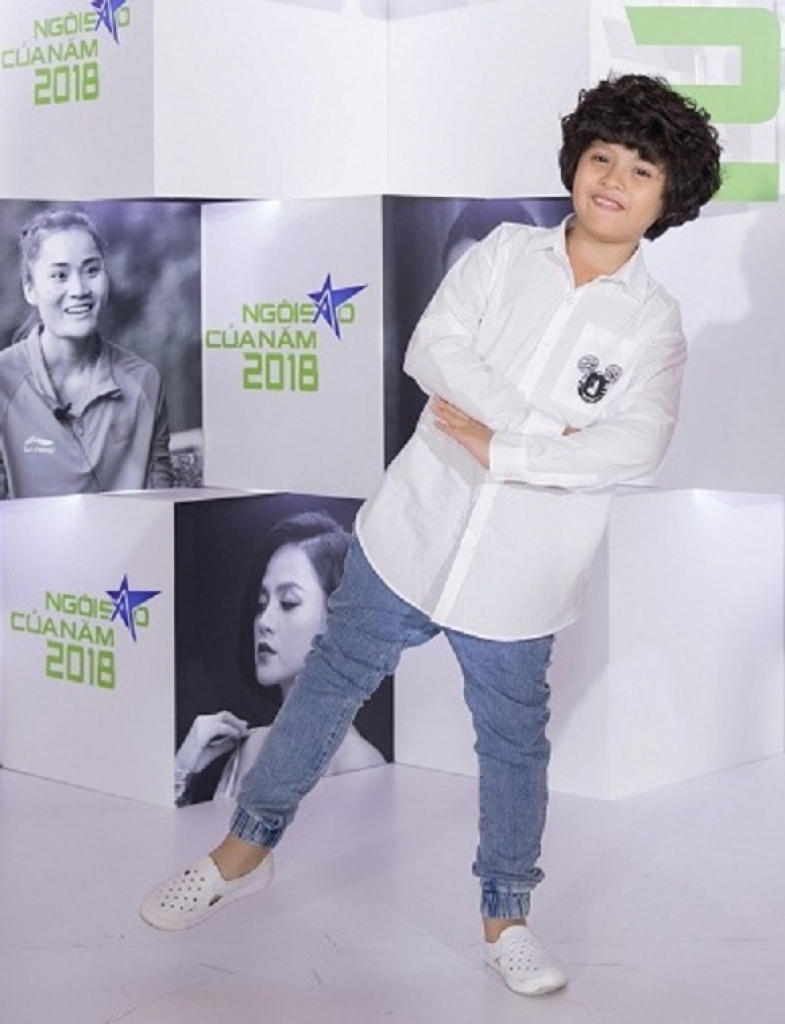 thanh thuy be bau 7 thang cung chong va con trai di su kien