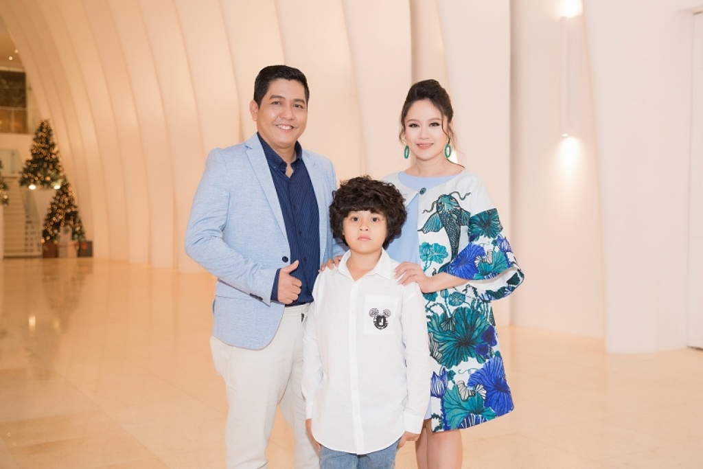 thanh thuy be bau 7 thang cung chong va con trai di su kien