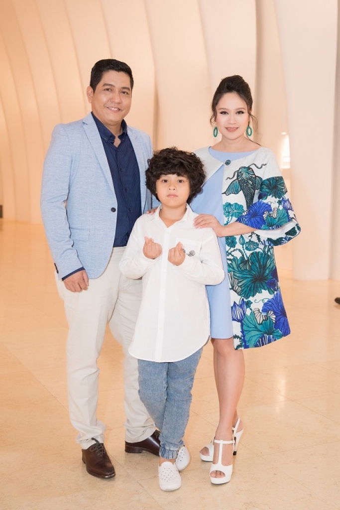 thanh thuy be bau 7 thang cung chong va con trai di su kien