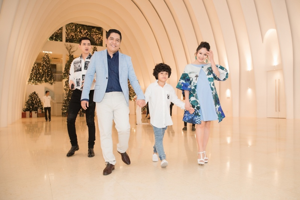 thanh thuy be bau 7 thang cung chong va con trai di su kien